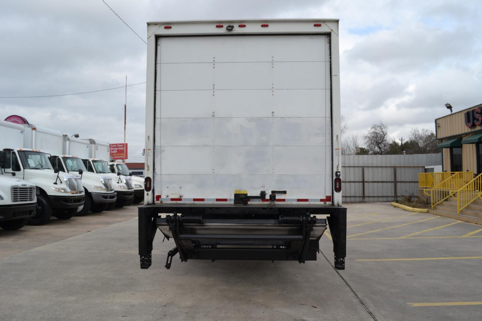 2018 WHITE /GRAY INTERNATIONAL 4300 with an CUMMINS ISB 6.7L 240HP engine, EATON FULLER PROCISION AUTOMATIC transmission, located at 9172 North Fwy, Houston, TX, 77037, (713) 910-6868, 29.887470, -95.411903 - Photo#5